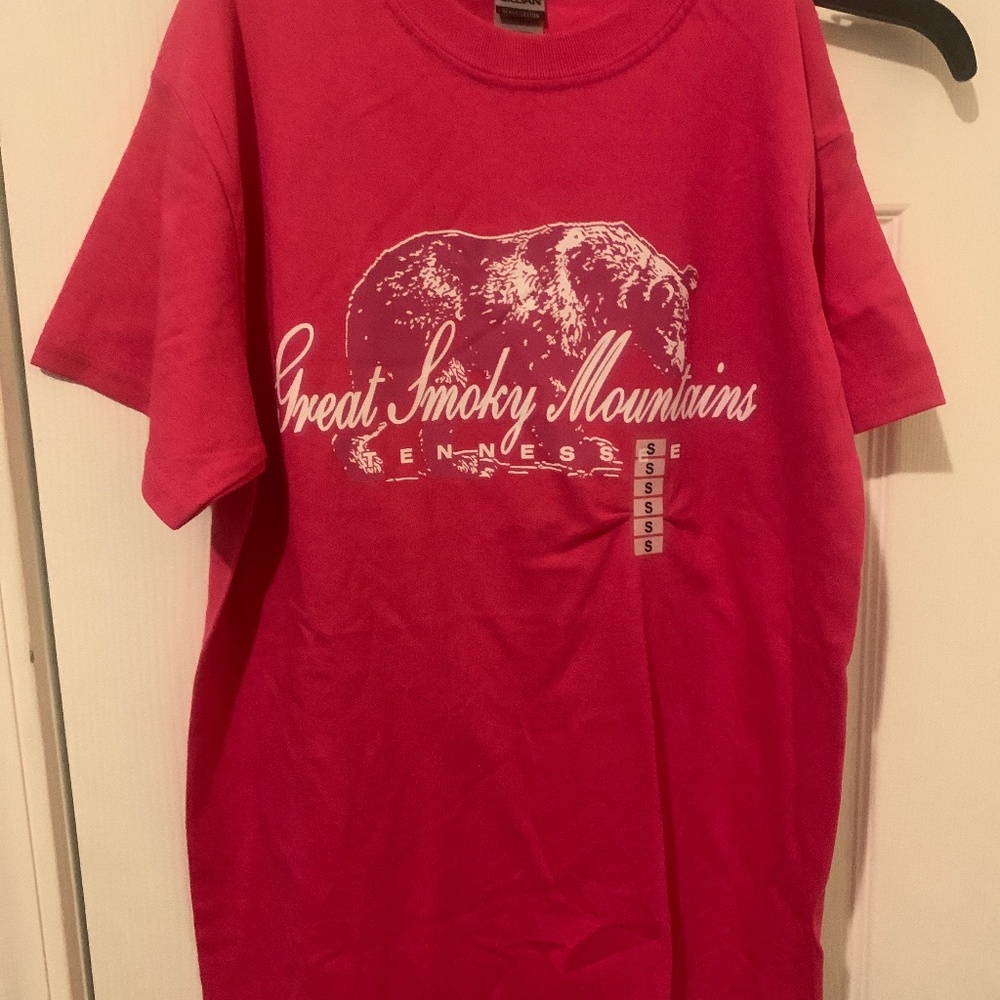 Gildan 🐻Great Smokey Mountains pink T. Nwt